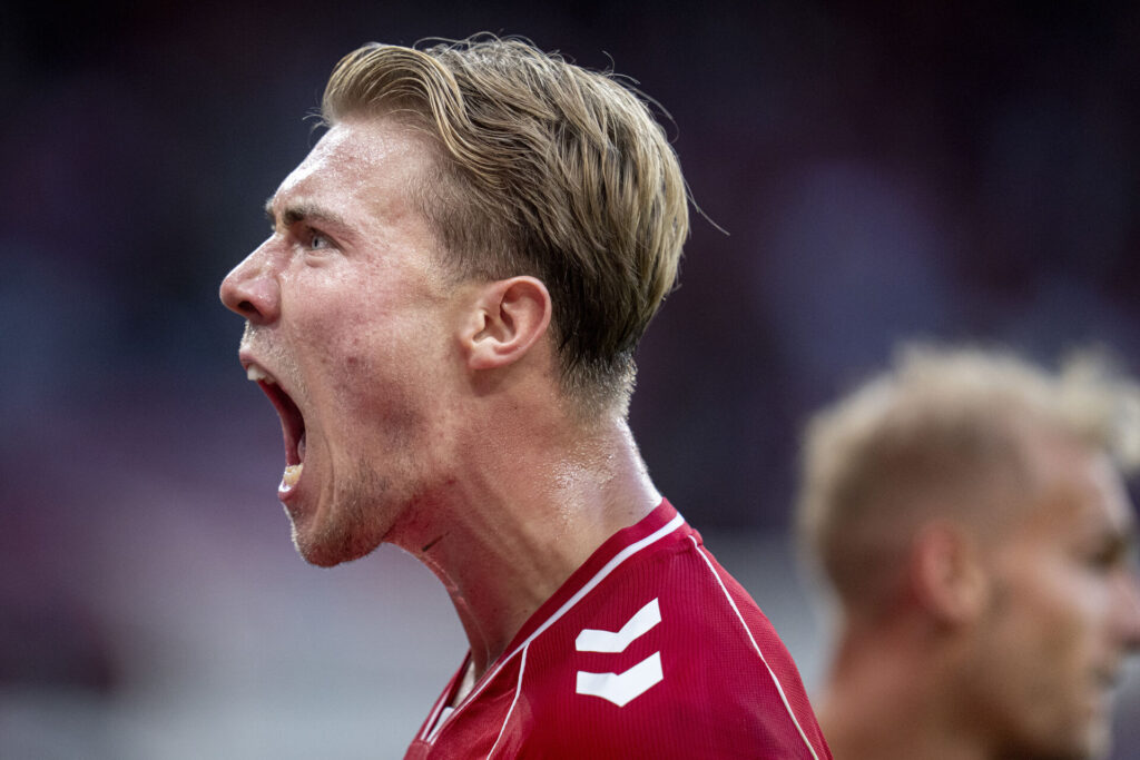 Rasmus Højlund råber.