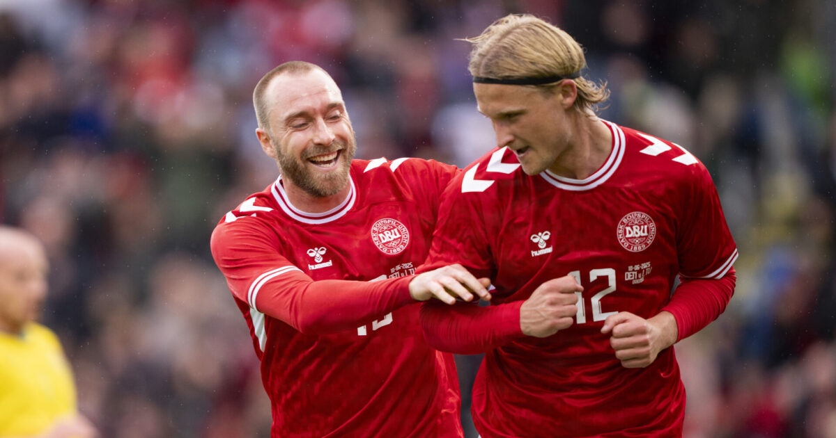 Is på OB-rygter: Derfor har Eriksen været i Odense Danmarks Kasper Dolberg har scoret til 3-0 og jubler med Christian Eriksen under fodboldlandskampen mellem Danmark og Litauen på Odense Stadion tirsdag den 10. juni 2025