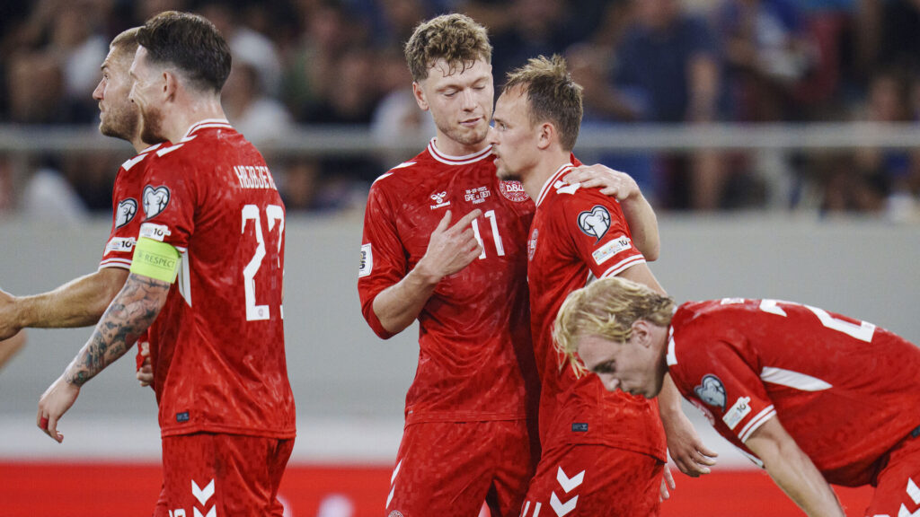 Andreas Skov Olsen har armen om Mikkel Damsgaard.