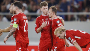 Andreas Skov Olsen har armen om Mikkel Damsgaard.