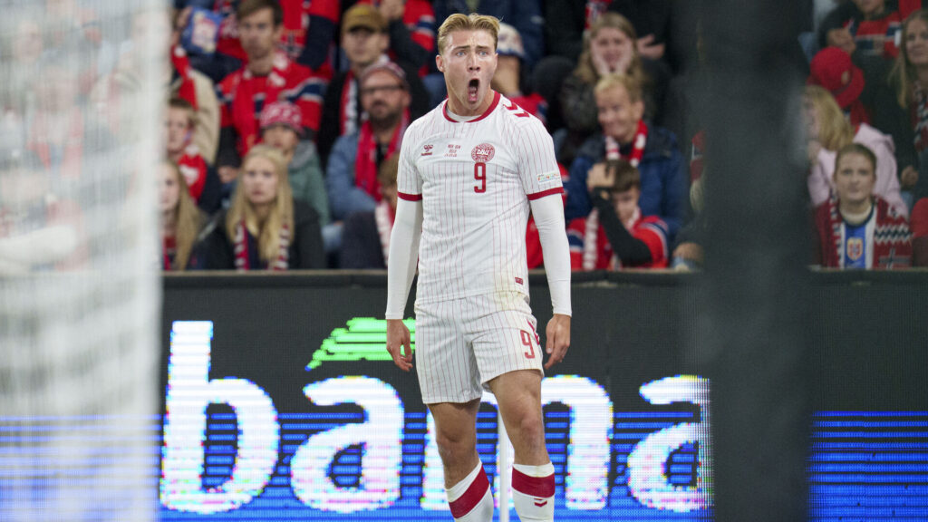 Rasmus Højlund fejrer den udlignende scoring i kampen mod Norge