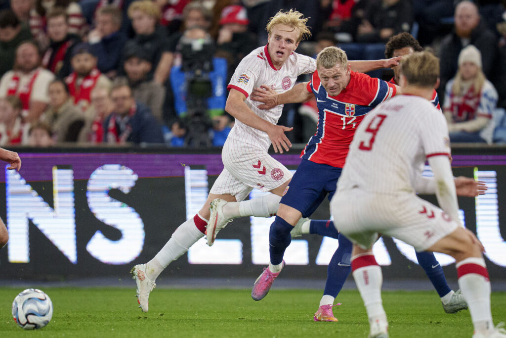 Victor Froholdt i duel med Julian Ryerson unde Nations League-kampen den 24. september 2026.
