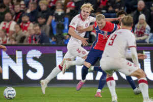 Victor Froholdt i duel med Julian Ryerson unde Nations League-kampen den 24. september 2026.