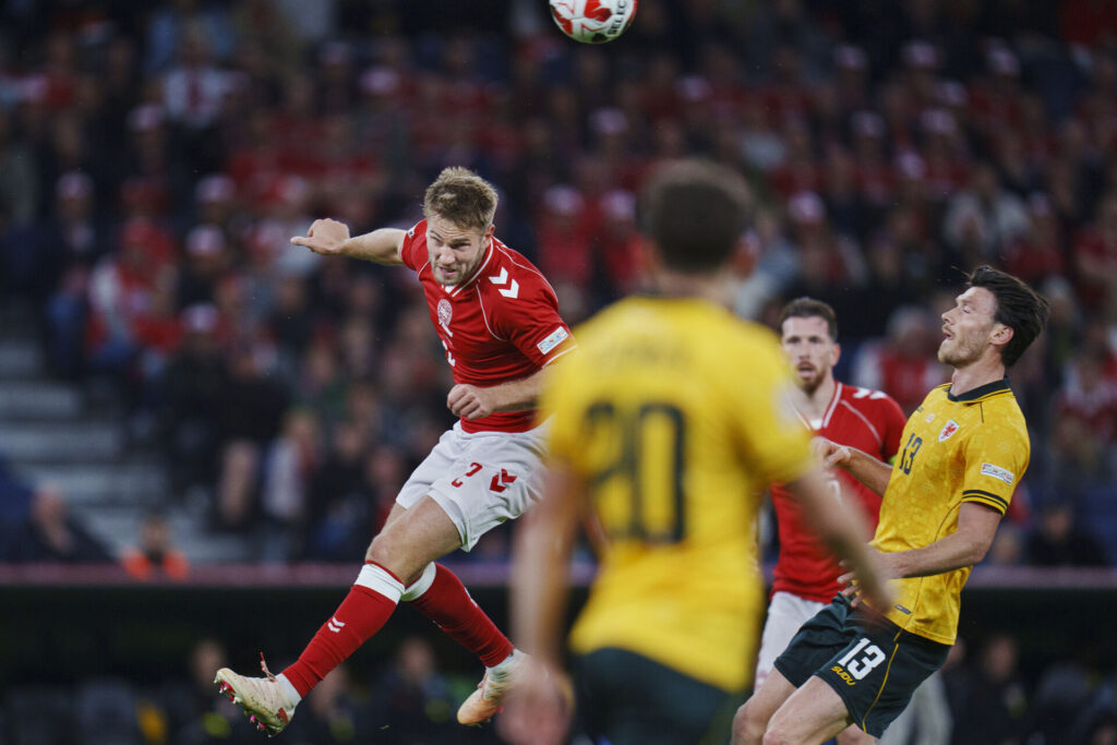 Joachim Andersen header til bolden under Danmarks kamp mod Wales i Nations League den 27. september 2026.