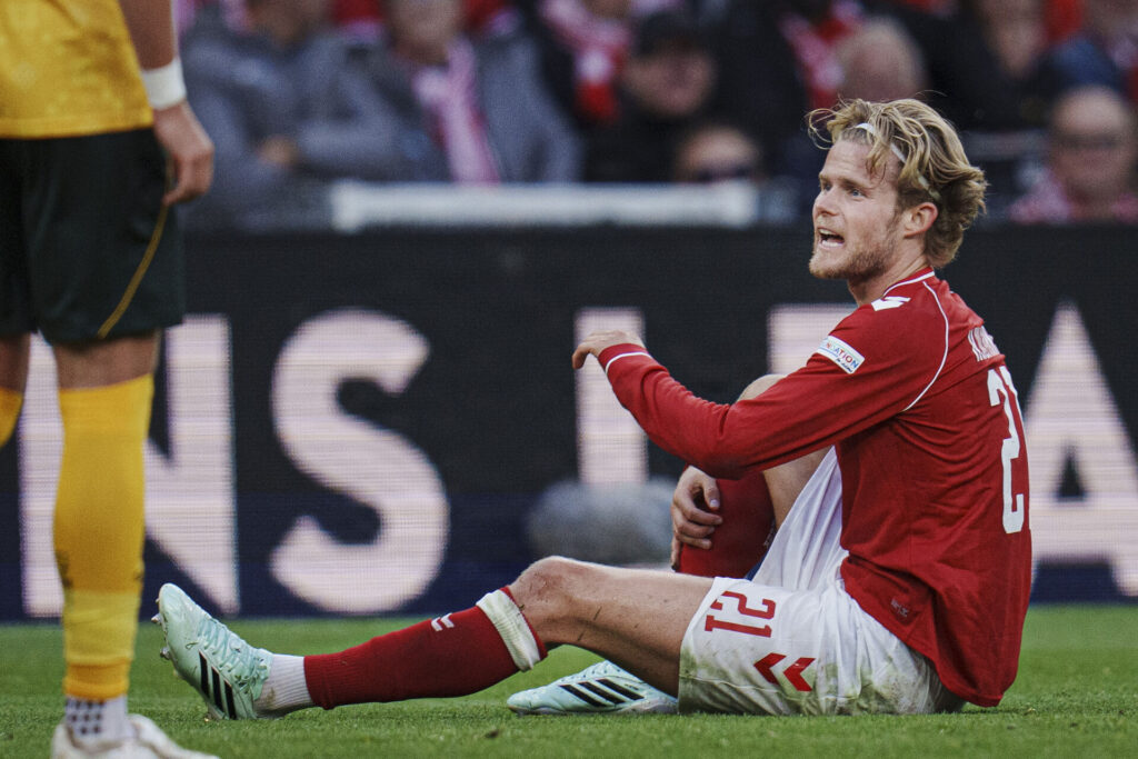 Morten Hjulmand i græsset under Danmarks kamp mod Wales.