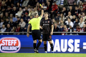 Jakob Kehlet giver et gult kort til FC Midtjyllands Victor Bak.