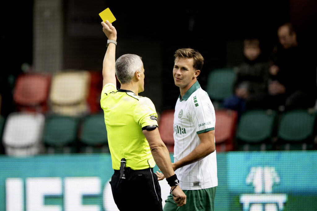 Oliver Bundgaard der beklaer sig over sit gule kort