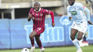 Edward Chilufya løber efter bolden.