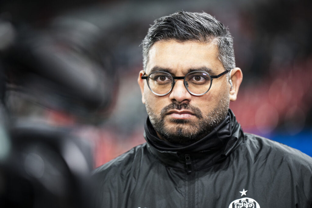 Esbjeg-træneren Sancheev Manoharan der kigger mod kameraet inden kampen mod FCK