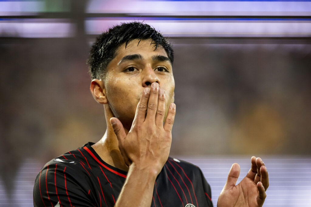 Dario Osorio kysser ud til FC Midtjyllands fans.