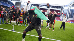 FC Midtjyllands Edward Chilufya fejrer klubbens triumf i den danske pokalturnering