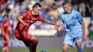 Kristoffer Askildsen i aktion for FC Midtjylland i et opgør mod Randers FC