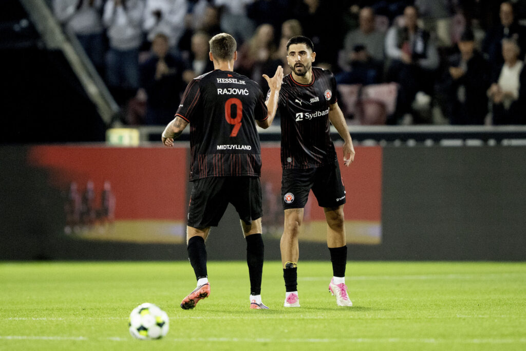 Martin Erlic og Mileta Rajovic i en high-five.