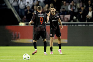 Martin Erlic og Mileta Rajovic i en high-five.