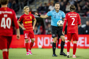 Jacob Karlsen står siger noget til Peter Ankersen.