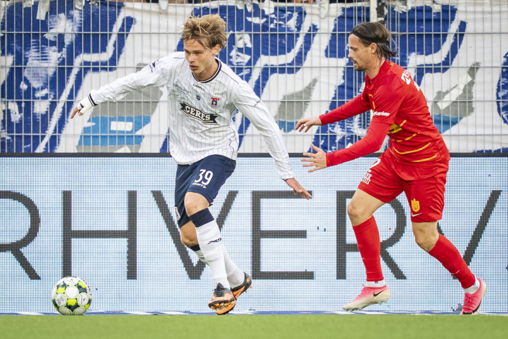 Frederik Emmery i aktion for AGF over for FC Nordsjællands Peter Ankersen.