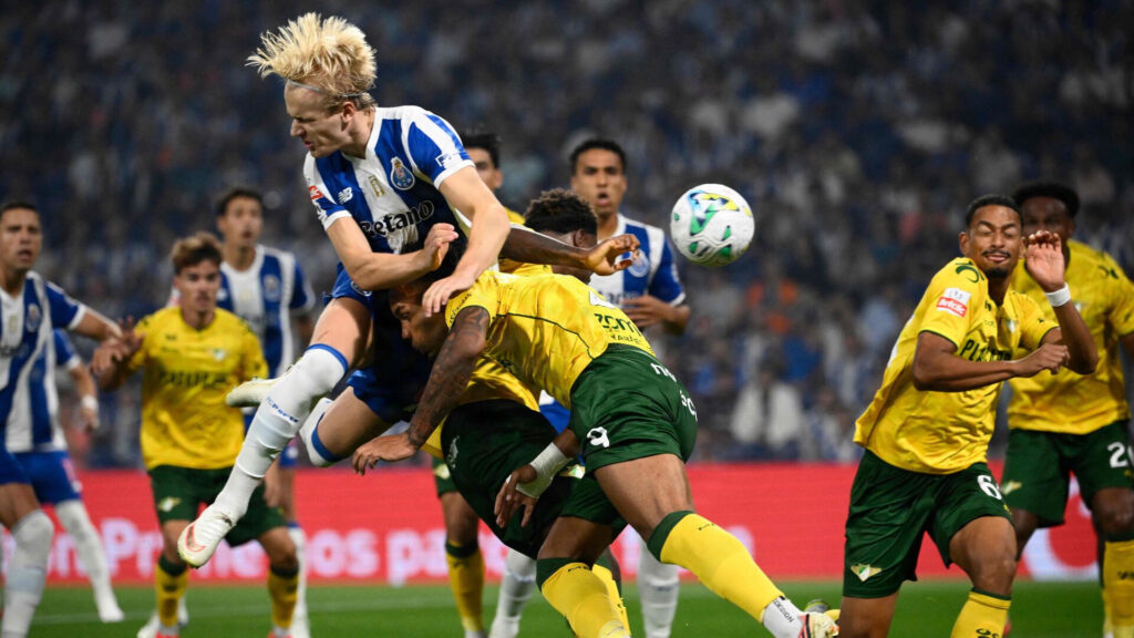 Victor Froholdt i rammes af Guilherme Liberato