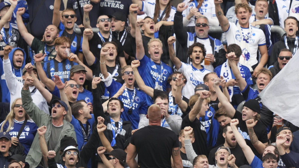 FC København-tilhængere skaber stemning under opgøret mod OB