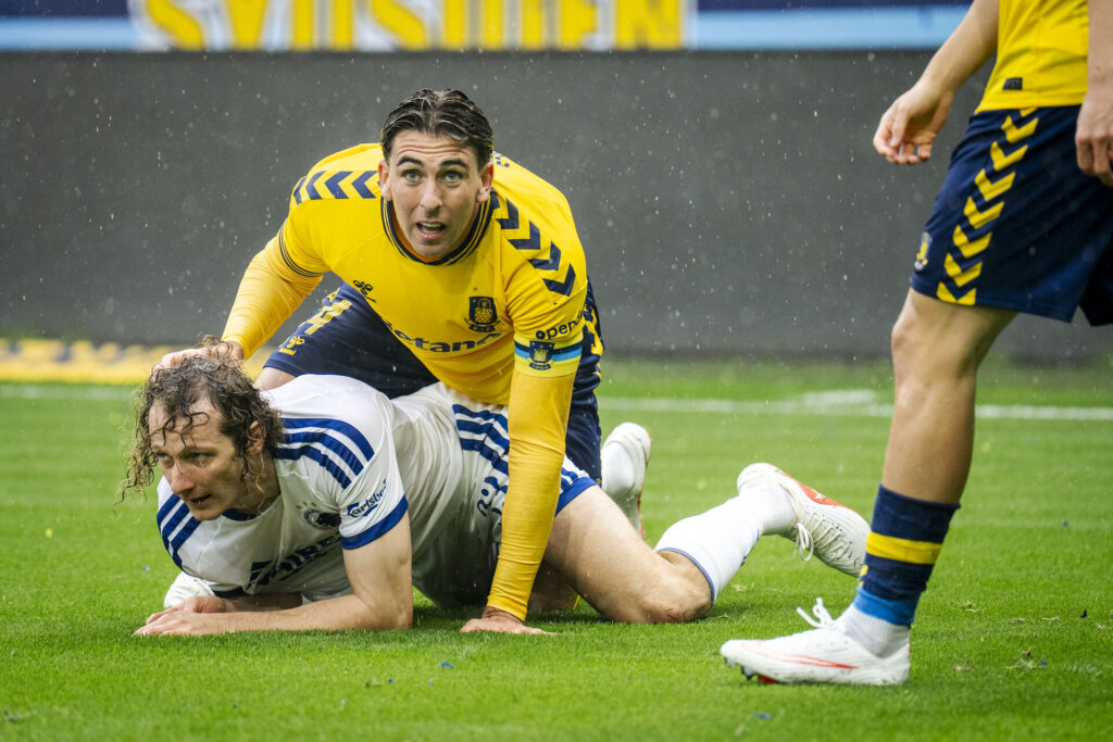 Luis Binks ligger ovenpå Alex Kral.