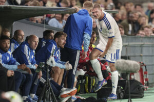 Andreas Cornelius der tager sig til benet efter han blev skadet mod FCN
