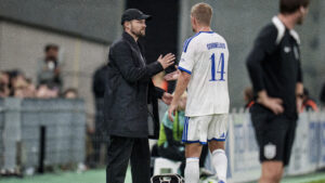 Bo Svensson giver Andreas Cornelius hånden.