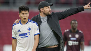 FCK's Junnosuke Suzuki med cheftræner Bo Svensson