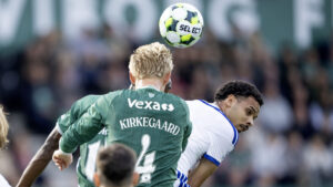 Lukas Kirkegaard i en hovedstødsduel under Viborg kamp mod FCK