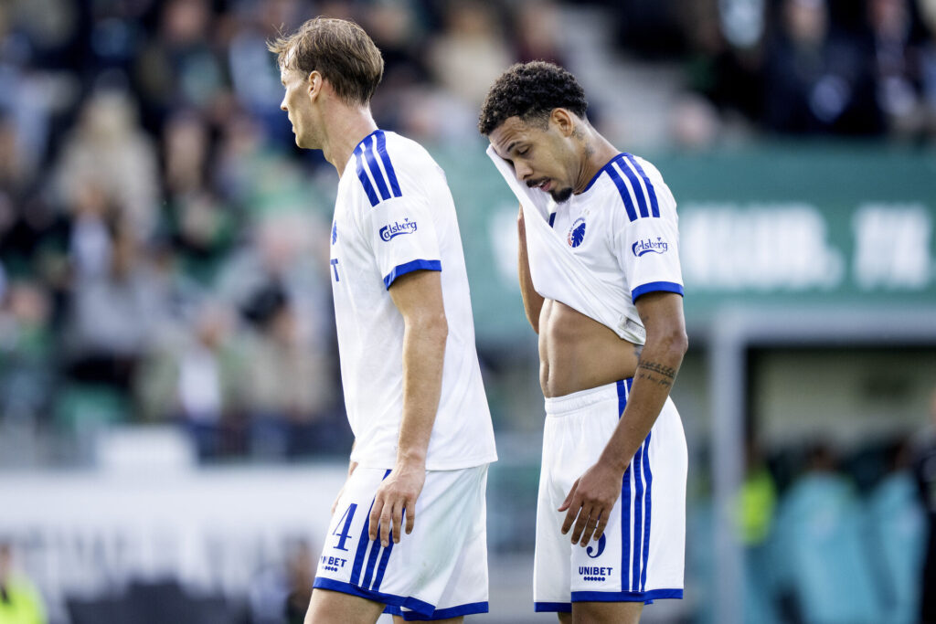 Gabriel Pereira tørrer sved af i sin FCK-trøje.