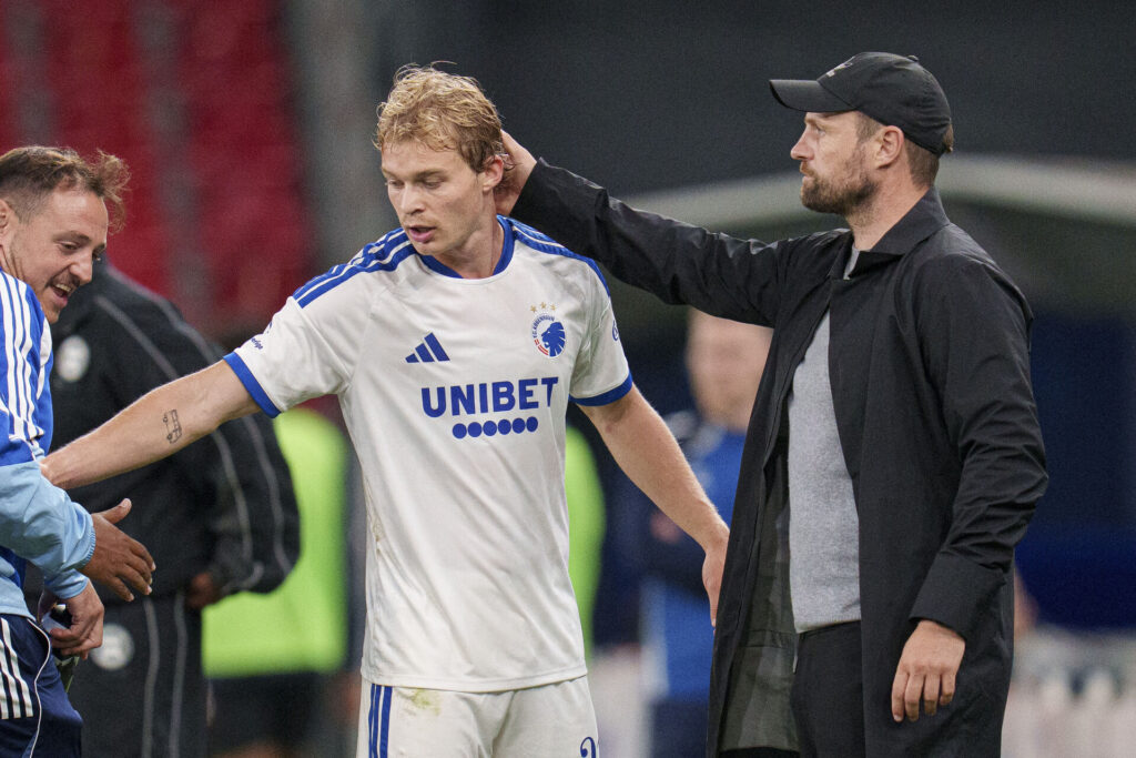 Bo Svensson klapper Mads Emil Madsen på hovedet.