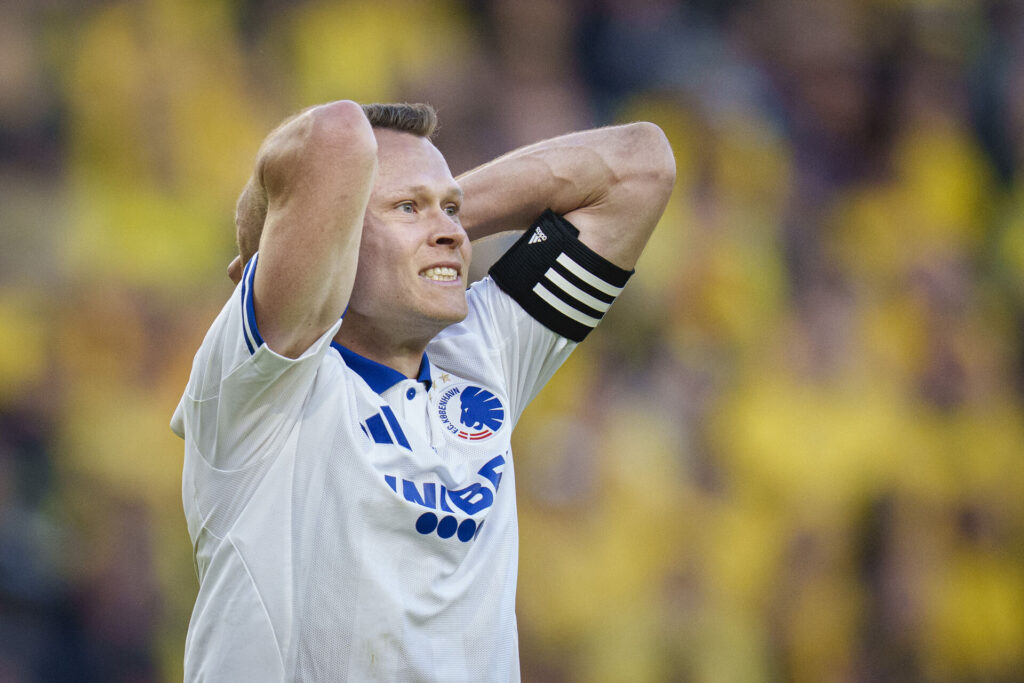 Vitkor Claesson kigger.