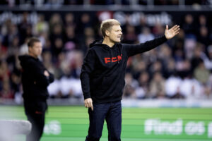 Jens Fønsskov Olsen laver fagter på MCH Arena.