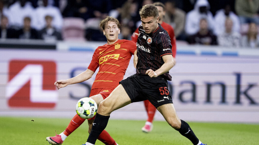 FC Midtjylland's Victor Bak og FC Nordsjælland's Juho Laehteenmaeki