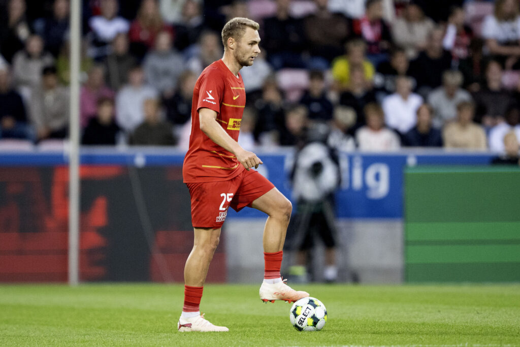 Victor Nelsson på bolden mod FC Midtjylland.