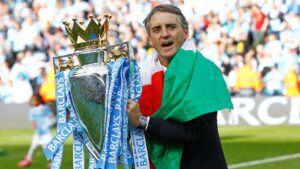 Roberto Mancini med Premier League-trofæet i 2012