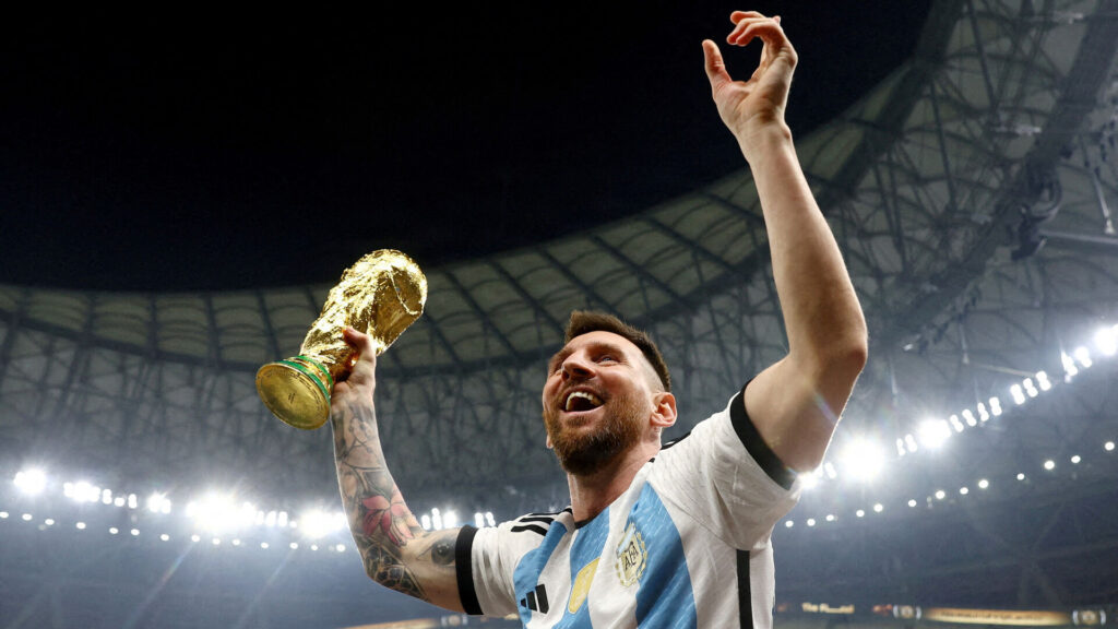 Lionel Messi med VM-trofæet i Qatar i 2022.