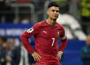 Cristiano Ronaldo med hænderne i siden.