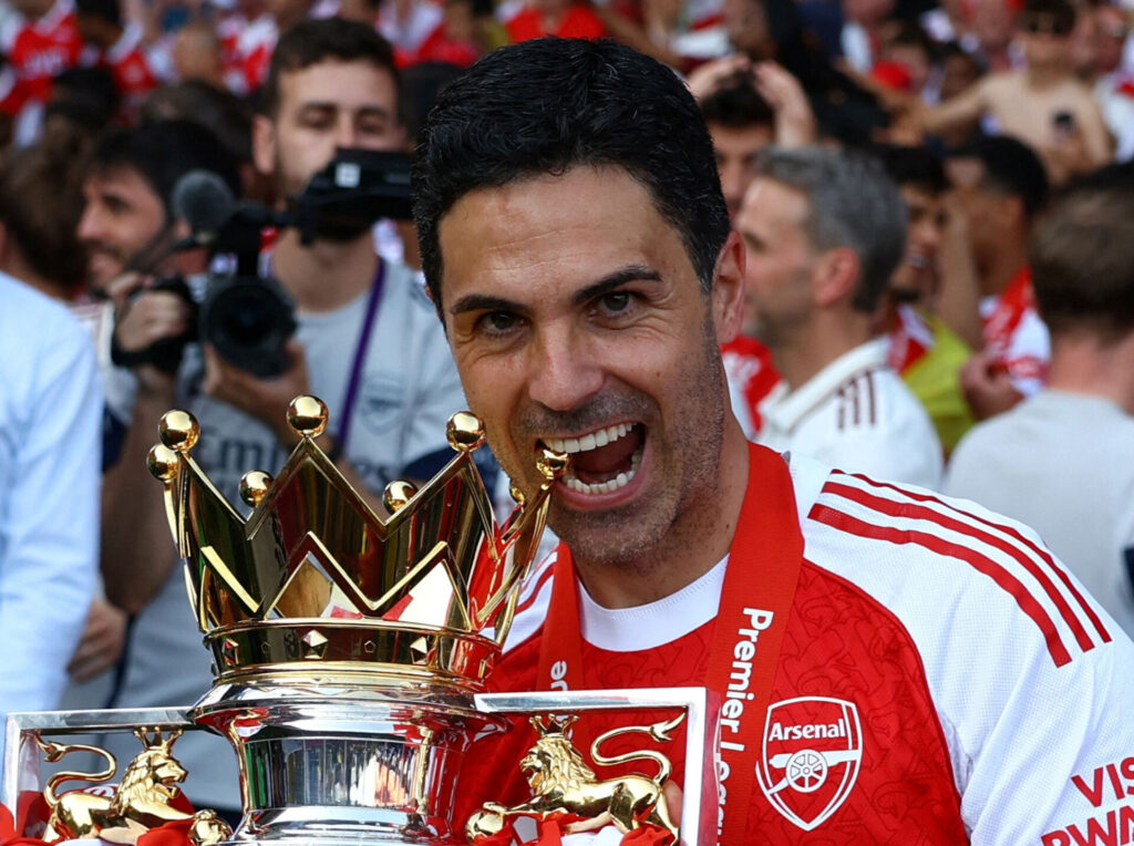 Mikel Areta jubler efter Arsenals triumf i Premier League.