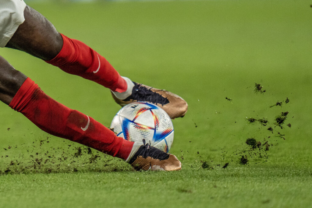 Fødder, fodbold og græs.