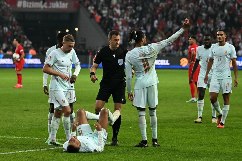 Kylian Mbappé ligger i græsset efter sin scoring i Nations League-opgøret mod Tyrkiet den 25. september 2026.