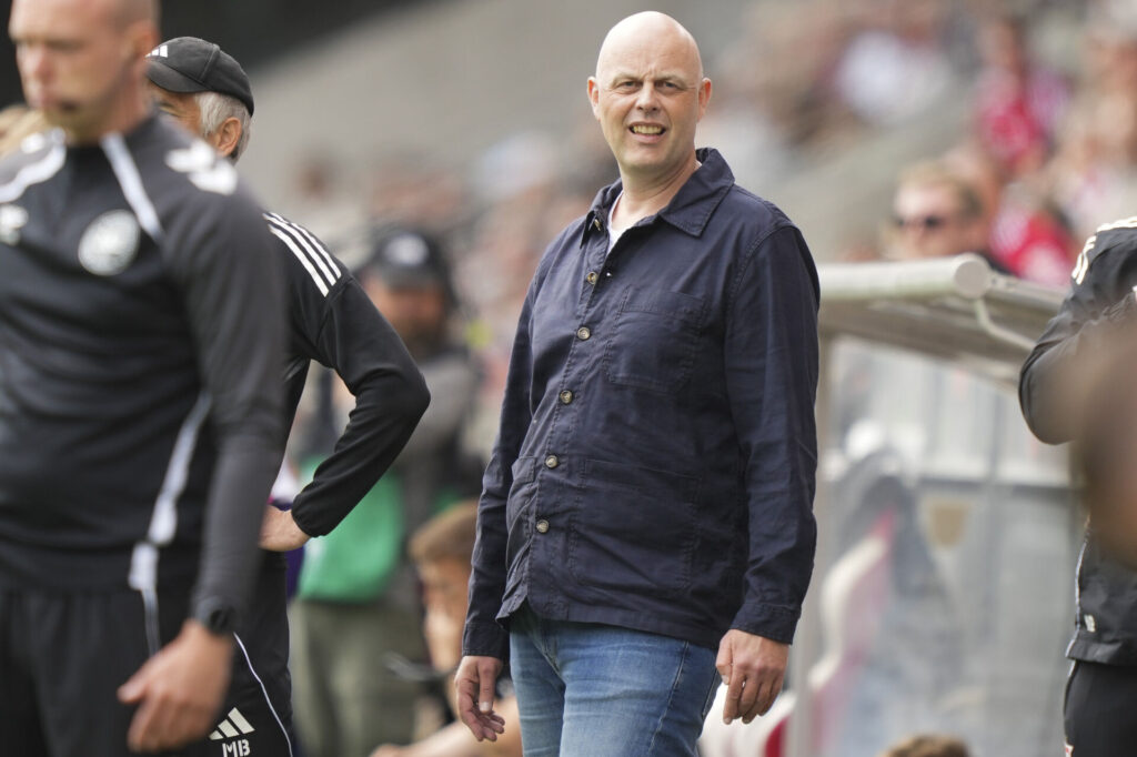 Vejle træner, Claus Nørgaard, der kigger mod banen