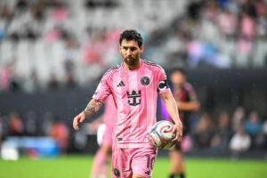 Lionel Messi med en bold under armen.