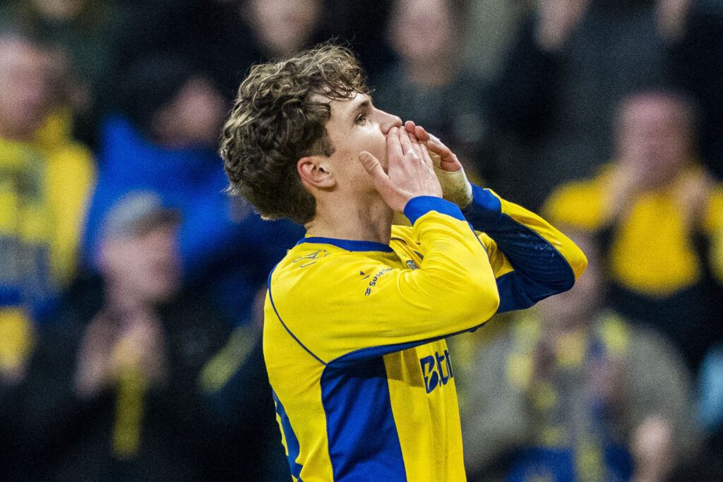 Jacob Ambæk der kysser ud mod sydsiden efter en scoring