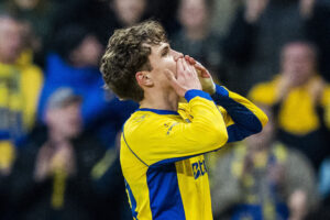 Jacob Ambæk der kysser ud mod sydsiden efter en scoring