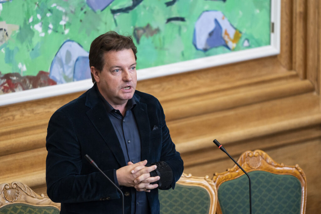 Jens Rohde står og taler.