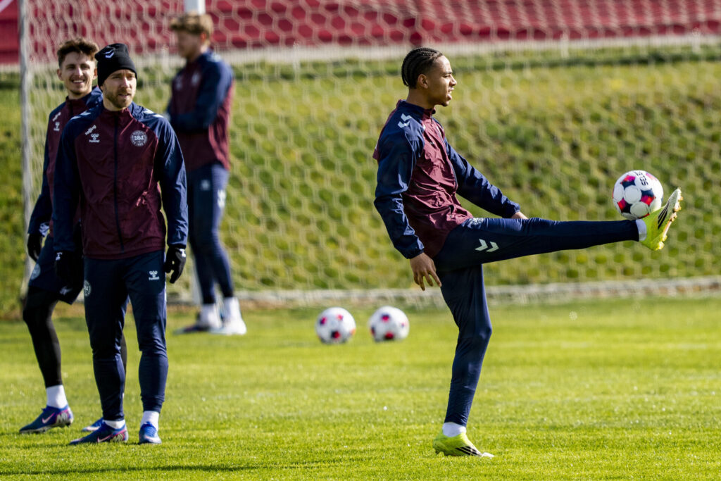 Noah Nartey, Christian Eriksen og Jesper Lindstrøm med det danske landshold til træning den 29. marts 2026.