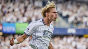 Frederik Emmery fejrer en scoring mod polske Lech Poznan