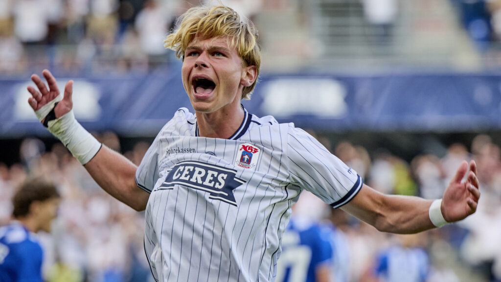 Frederik Emmery fejrer en scoring i Champions League-kvalifikationskampen mod Lech Poznan