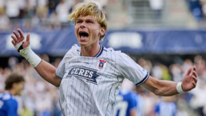 Frederik Emmery fejrer en scoring i Champions League-kvalifikationskampen mod Lech Poznan