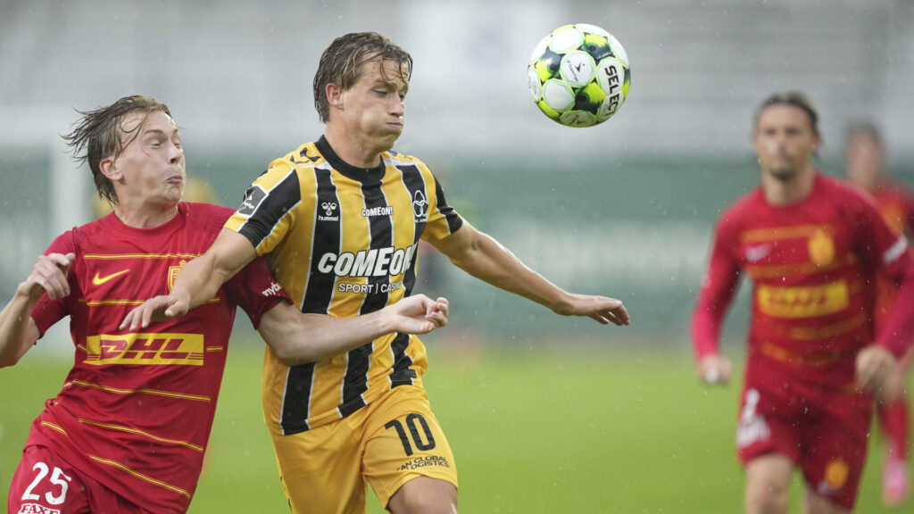 AC Horsens' Kristian Kirkegaard i duel med FC Nordsjællands' Juho Lahteenmaki
