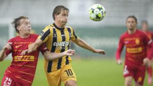 AC Horsens' Kristian Kirkegaard i duel med FC Nordsjællands' Juho Lahteenmaki